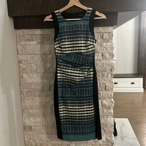 Karen Mullen shift dress with beautiful pattern inlay. P2P 14”. L 3’1” Size 4